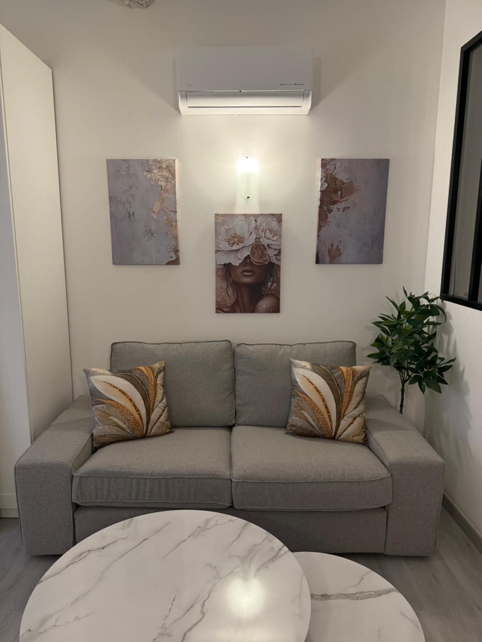Tres Grand studio neuf 50 m du port Lovely charrons 3 Apartment in Saint-Tropez
