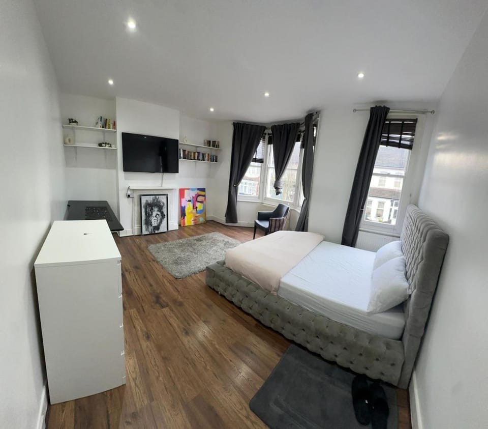 Massive cozy room with shared bathroom Apartment in Croydon