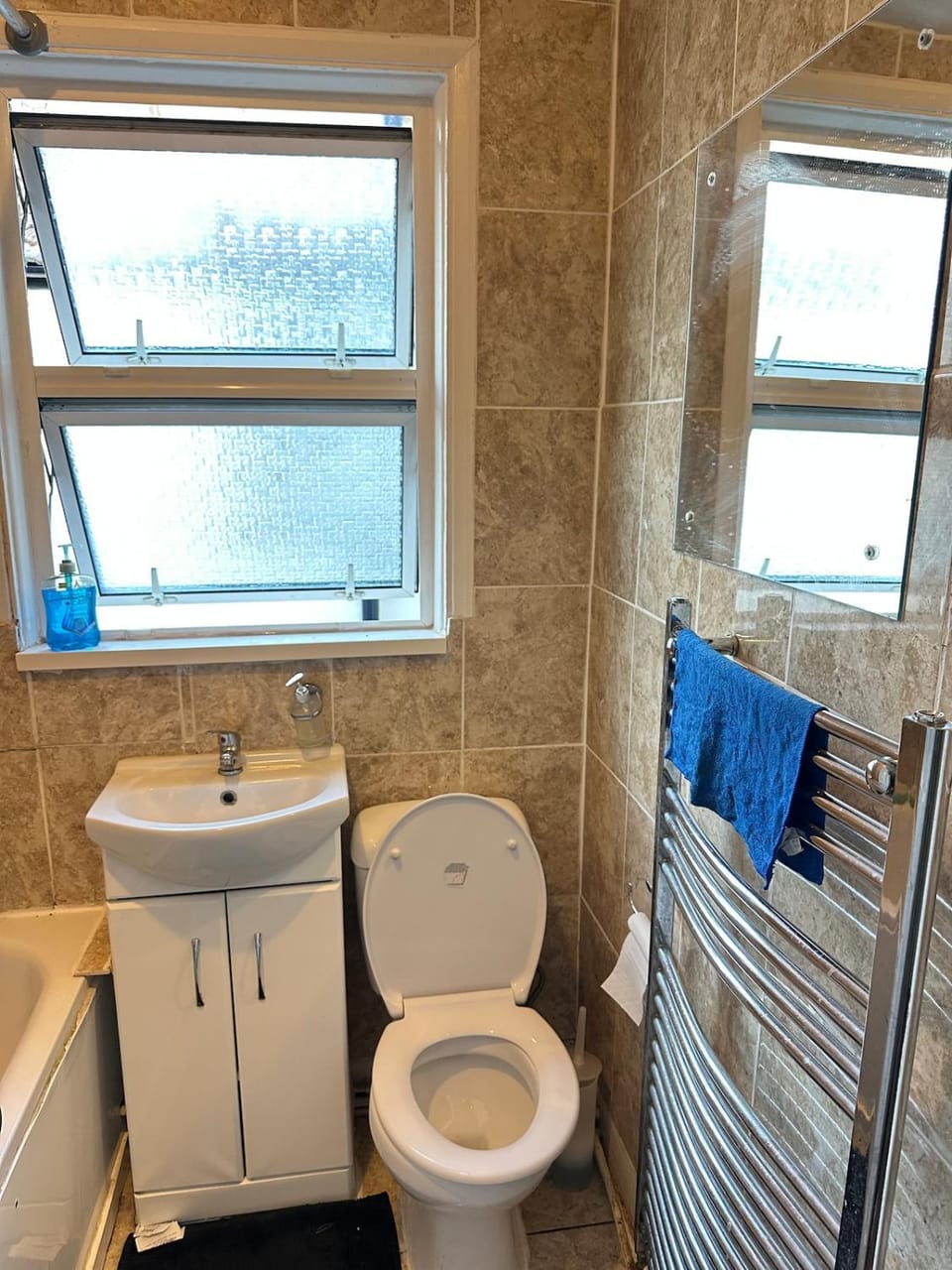 Massive cozy room with shared bathroom Apartment in Croydon