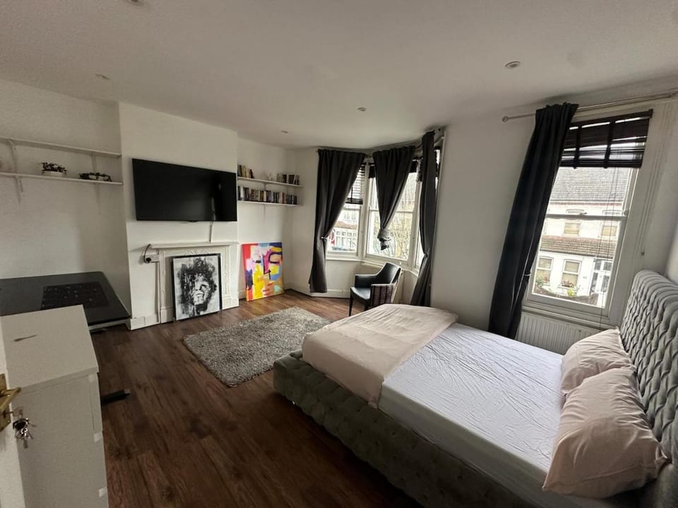Massive cozy room with shared bathroom Apartment in Croydon
