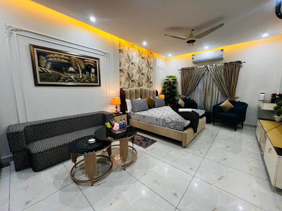 Bed, Living room, Photo of the whole room, Seating area, Bedroom
