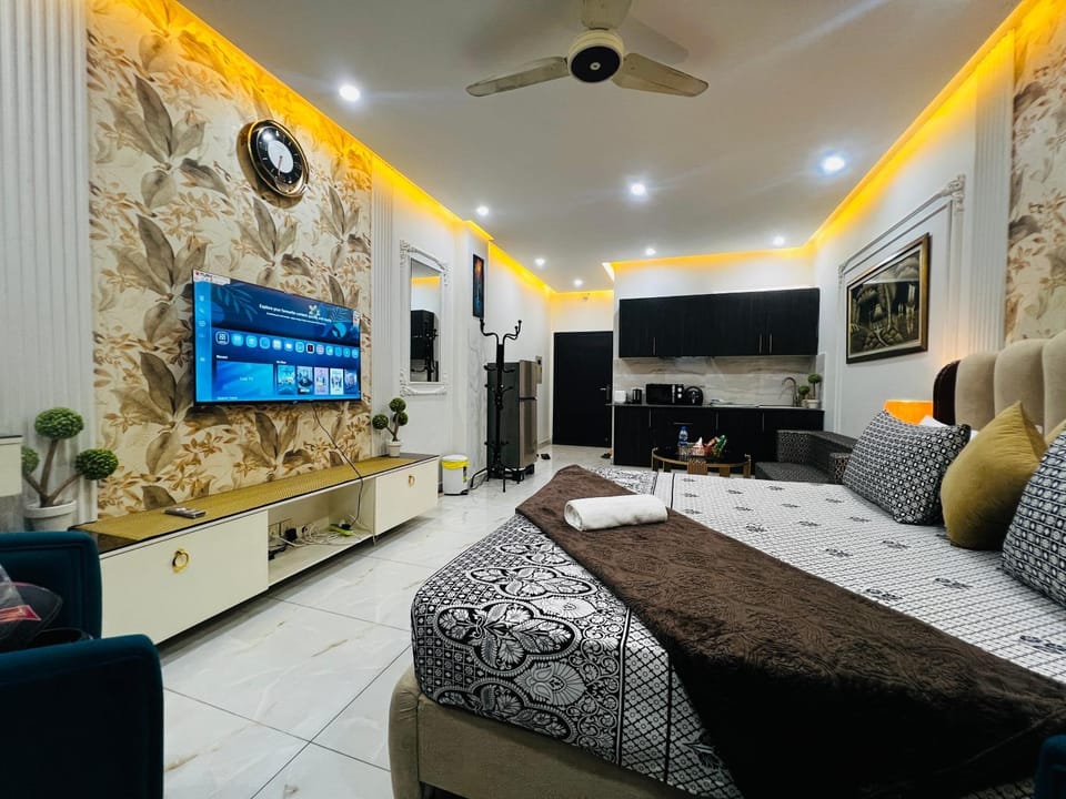 Communal lounge/ TV room, TV and multimedia, Living room, Seating area, Evening entertainment