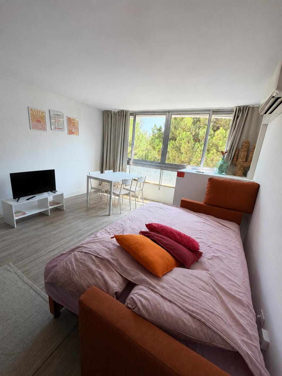 Communal lounge/ TV room, Bed, TV and multimedia, Photo of the whole room, Bedroom