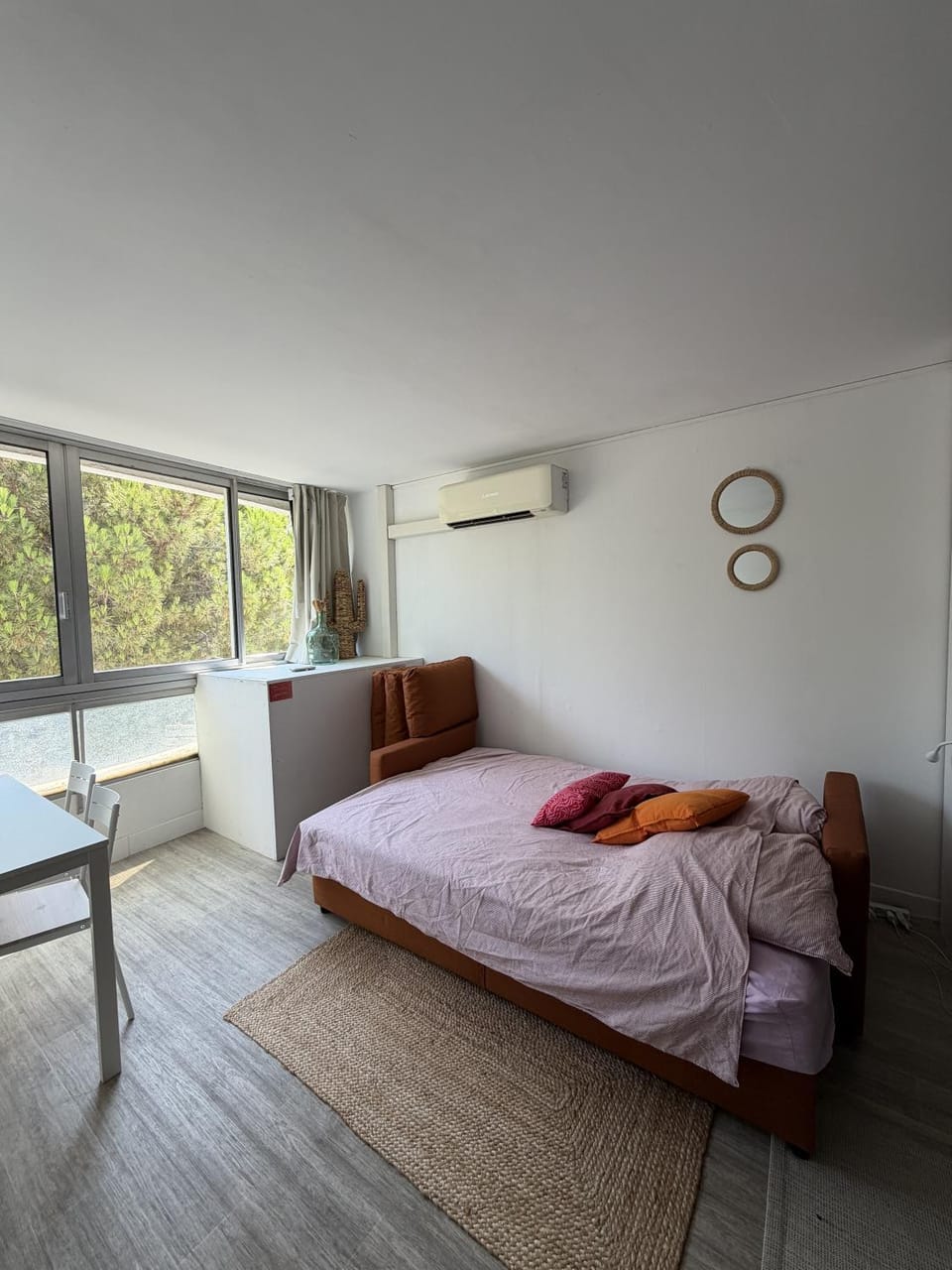 Bed, Living room, Photo of the whole room, air conditioner