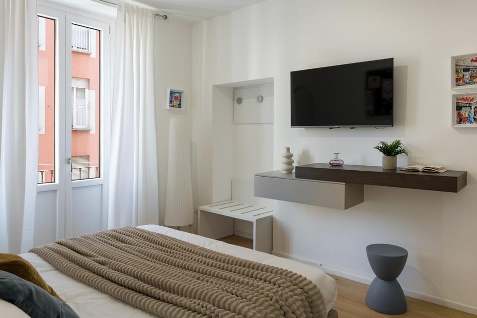 Bed, TV and multimedia, Bedroom