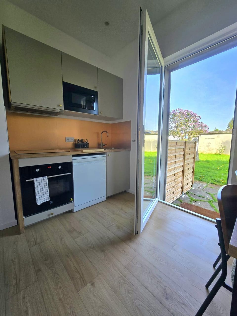 Garden view, oven, kitchen