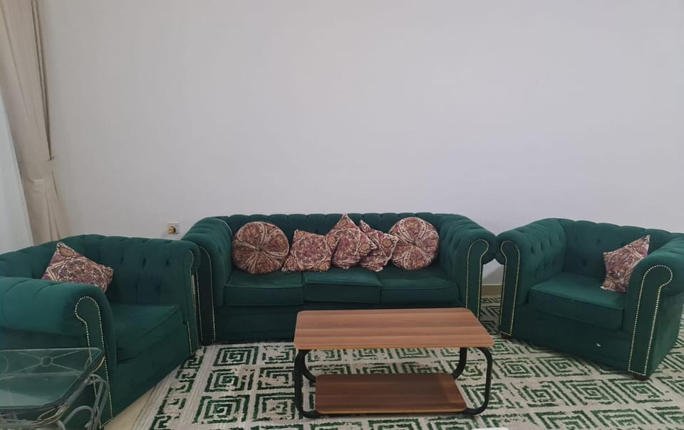 غرفة ماستر مع سريرين كبار وشاشة ومجلس Bed and Breakfast in Abu Dhabi