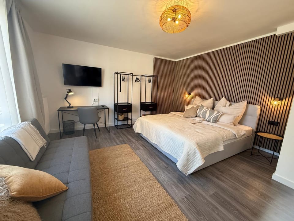 Bed, TV and multimedia, Photo of the whole room, Bedroom