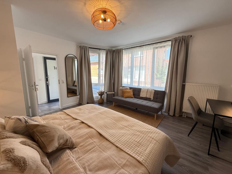 Bed, Photo of the whole room, Seating area, Bedroom