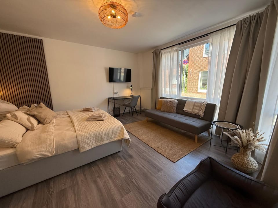 Bed, TV and multimedia, Seating area, Bedroom