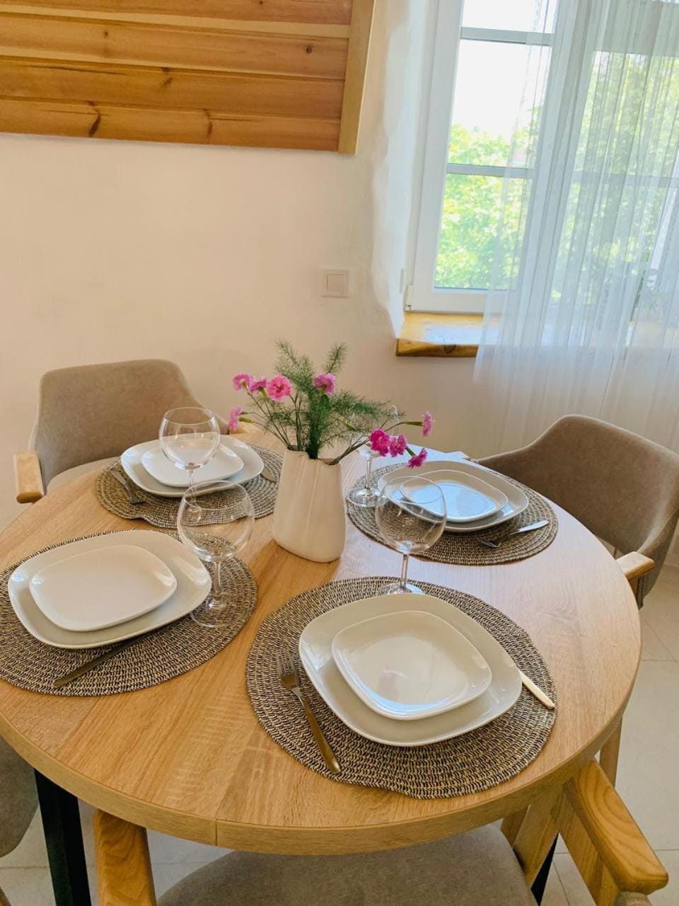 Retreat Kamianets Apartment , центр Старого міста , 100м до Ратуші , вид на сквер та історичний центр Apartment in Ukraine