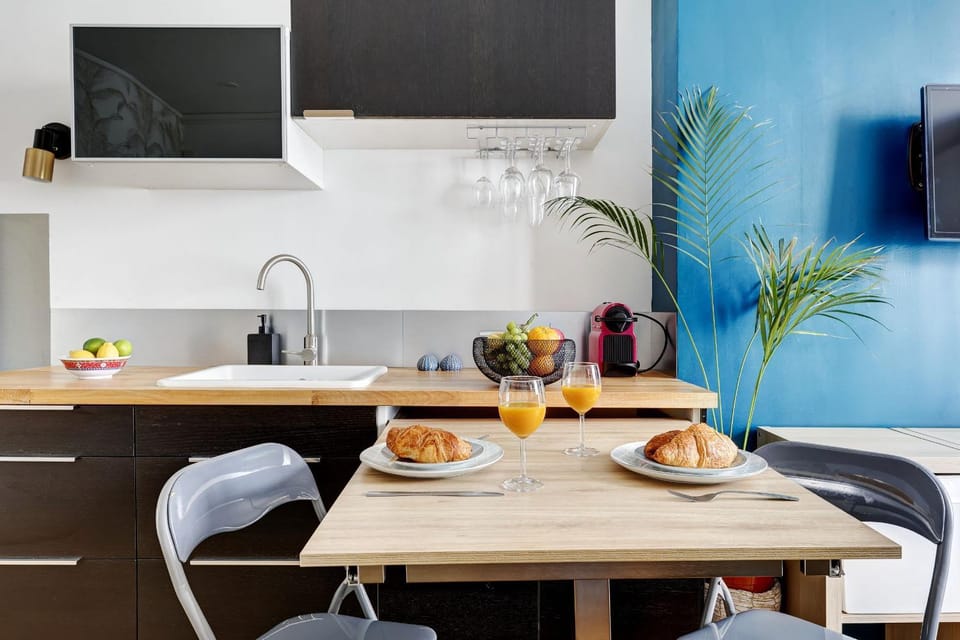 Kitchen or kitchenette, Dining area