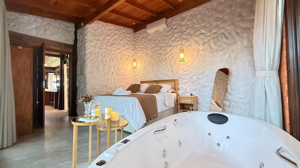 Hot Tub, Photo of the whole room, Bedroom