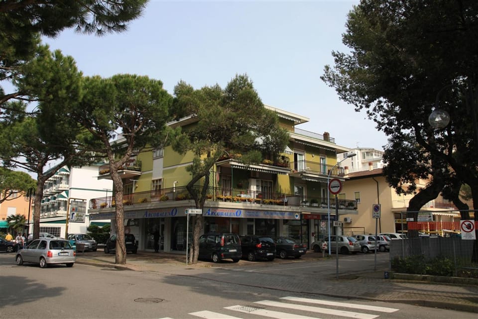 Facade/entrance, Bird's eye view