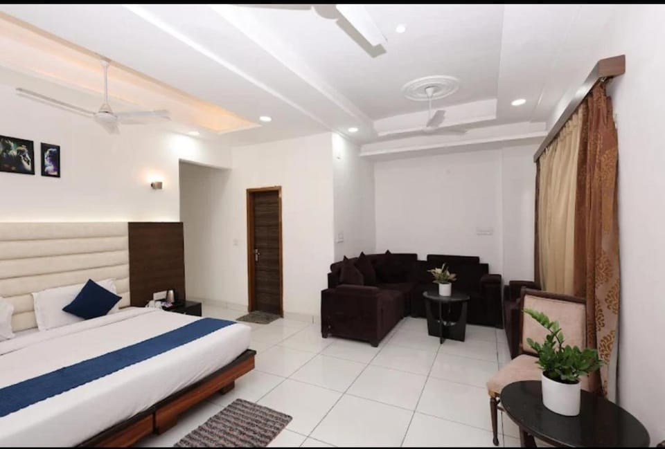 Opal Crown Hotel in Noida