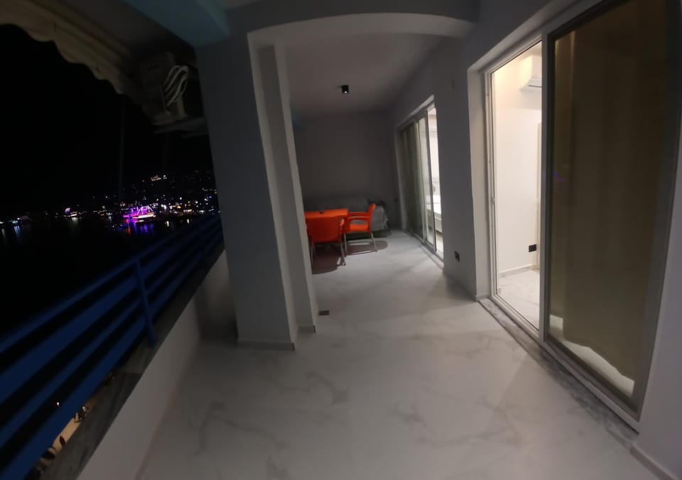 Night, Photo of the whole room