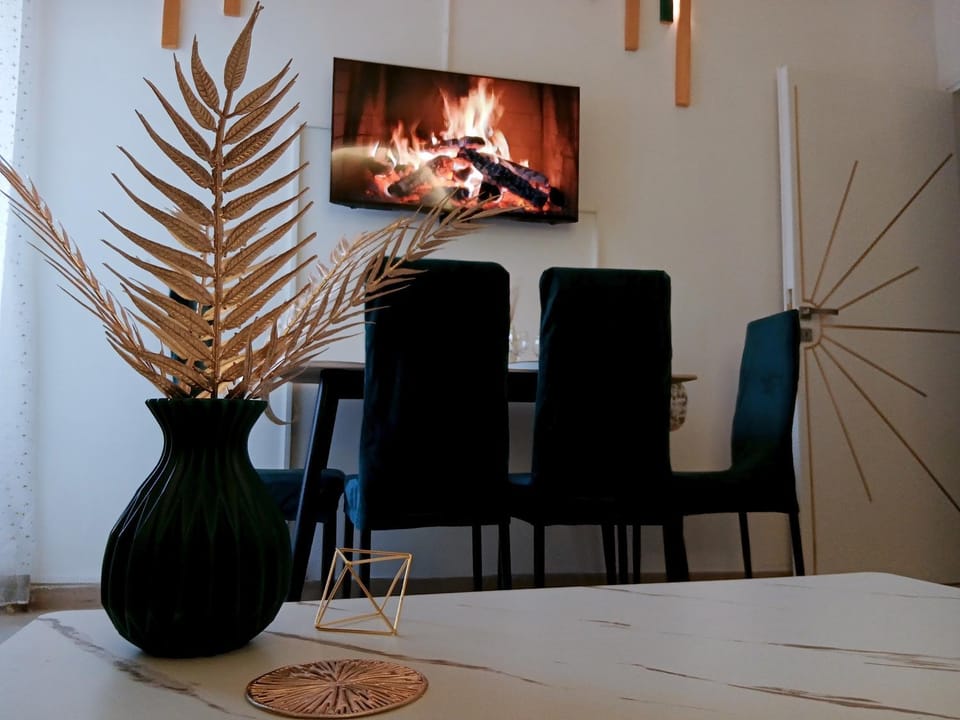 Communal lounge/ TV room, TV and multimedia, Living room, Seating area, Evening entertainment