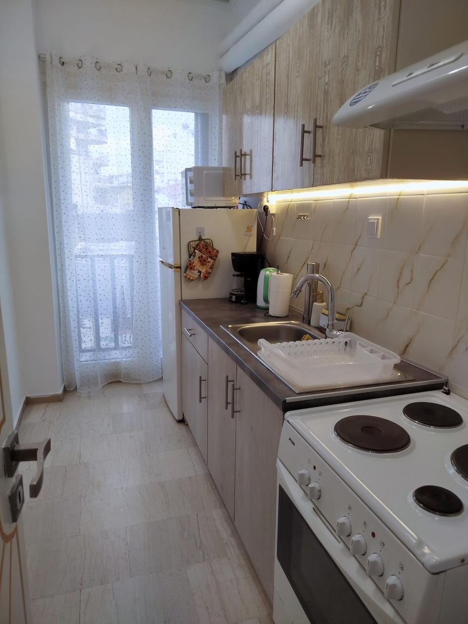 Kitchen or kitchenette, minibar, stove