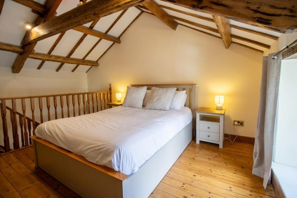 Cosy cottage close to the Market Square House in England