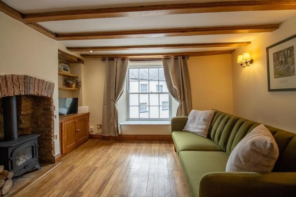 Cosy cottage close to the Market Square House in England