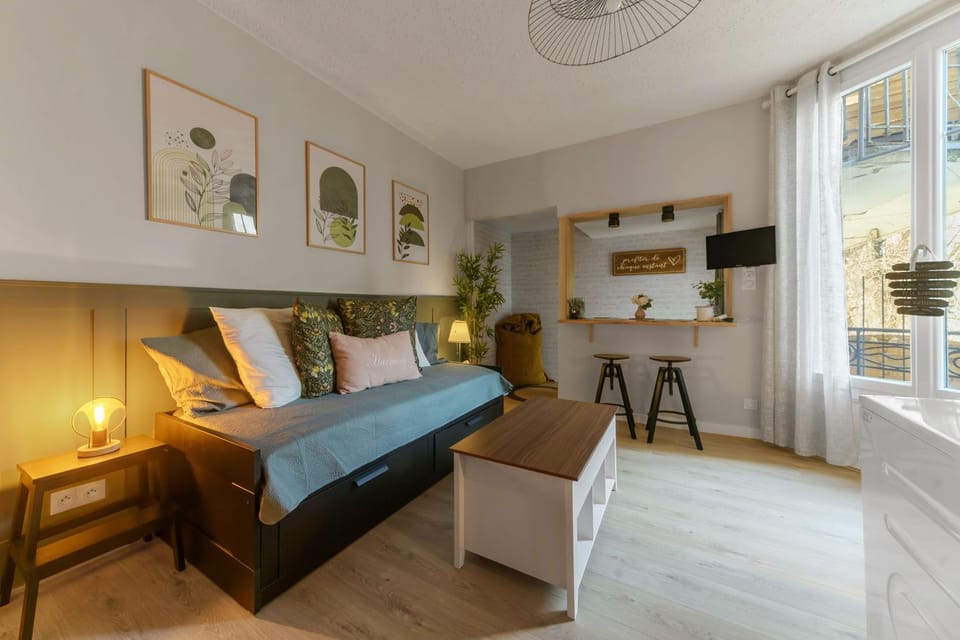 Bed, Living room