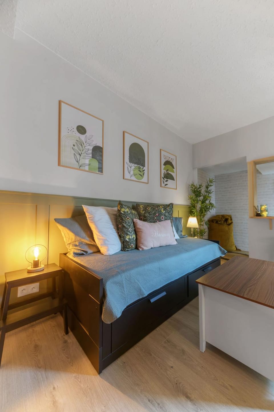 Bed, Living room
