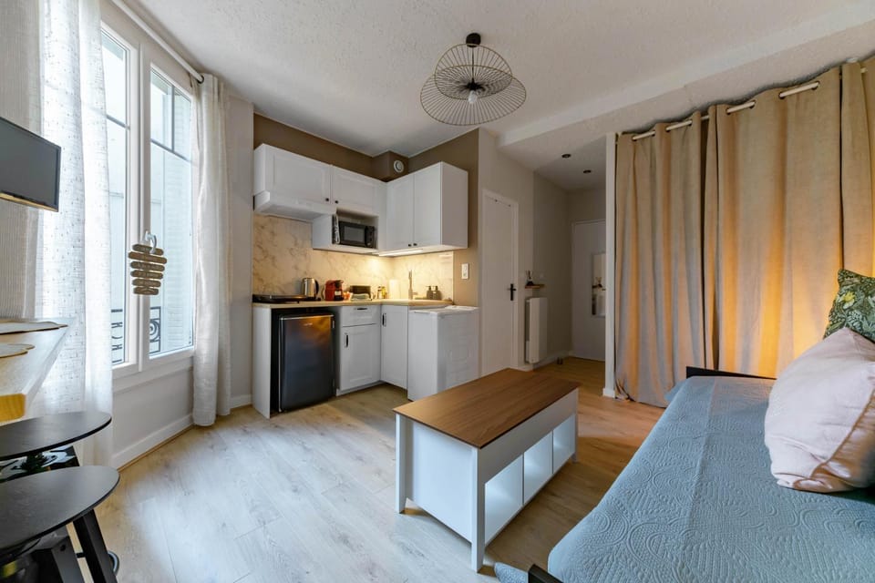 Kitchen or kitchenette, Living room, stove