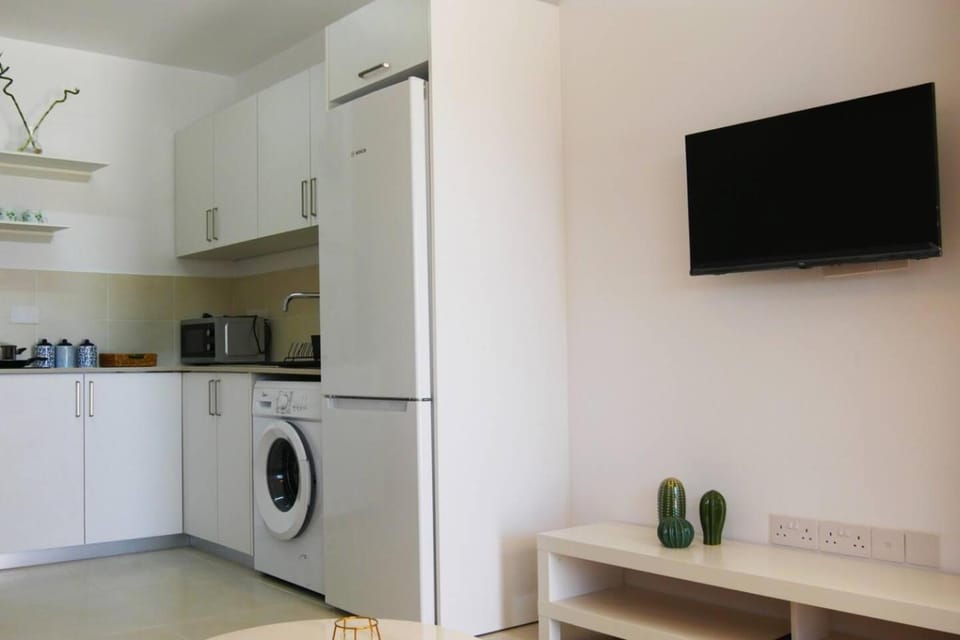 TV and multimedia, Kitchen or kitchenette, oven, stove, toaster, washing machine