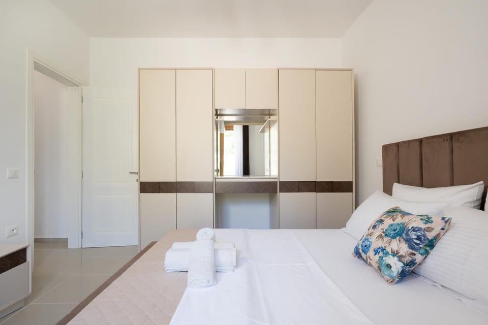Bed, Bedroom, towels, wardrobe