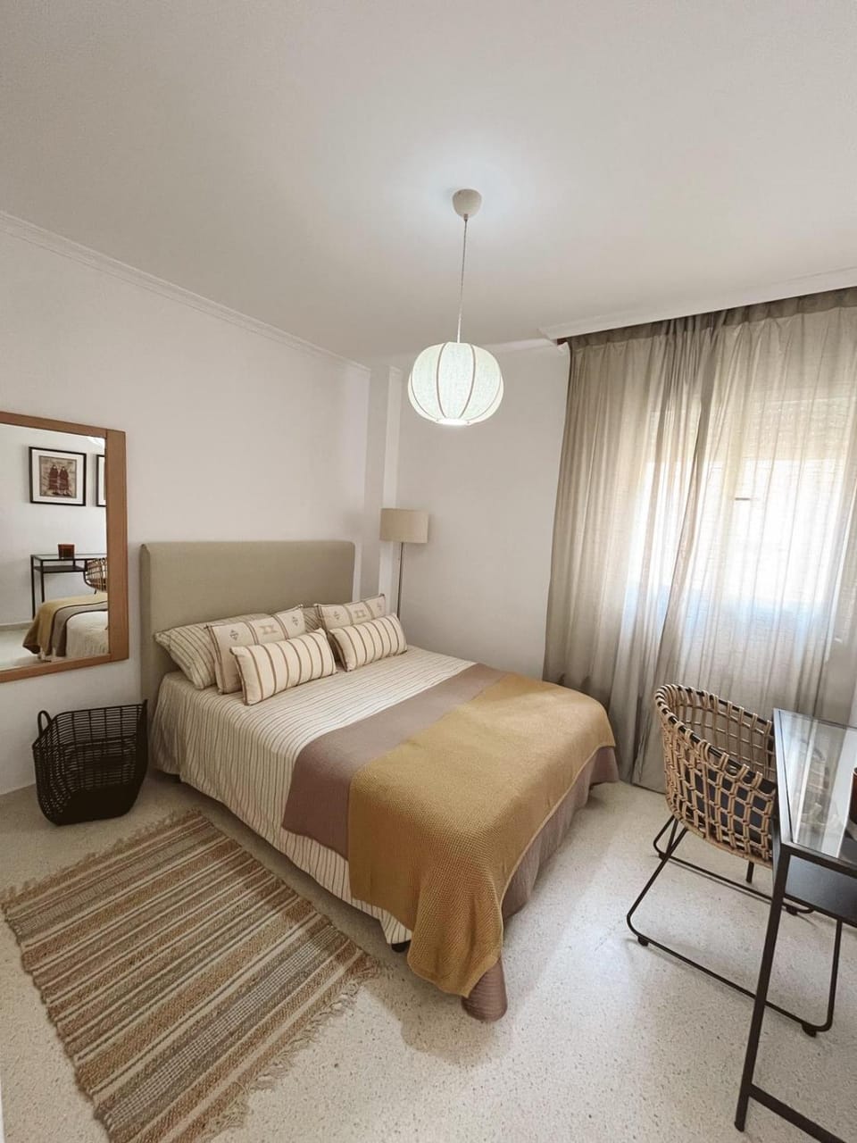Bed, Photo of the whole room, Seating area, Bedroom, internet