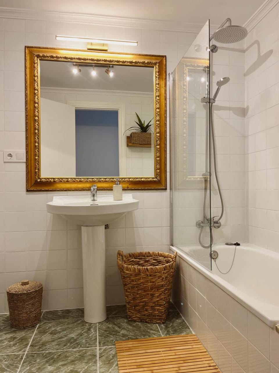 Shower, Bathroom, Bath, towels