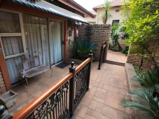 Cozmo Guest House Meyersdal Apartment in Gauteng