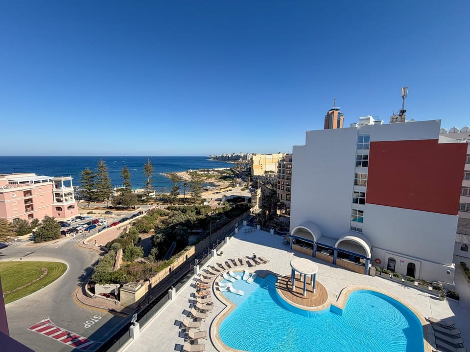 Nearby landmark, Day, Neighbourhood, Natural landscape, City view, Pool view, Sea view, Swimming pool, Location, sunbed