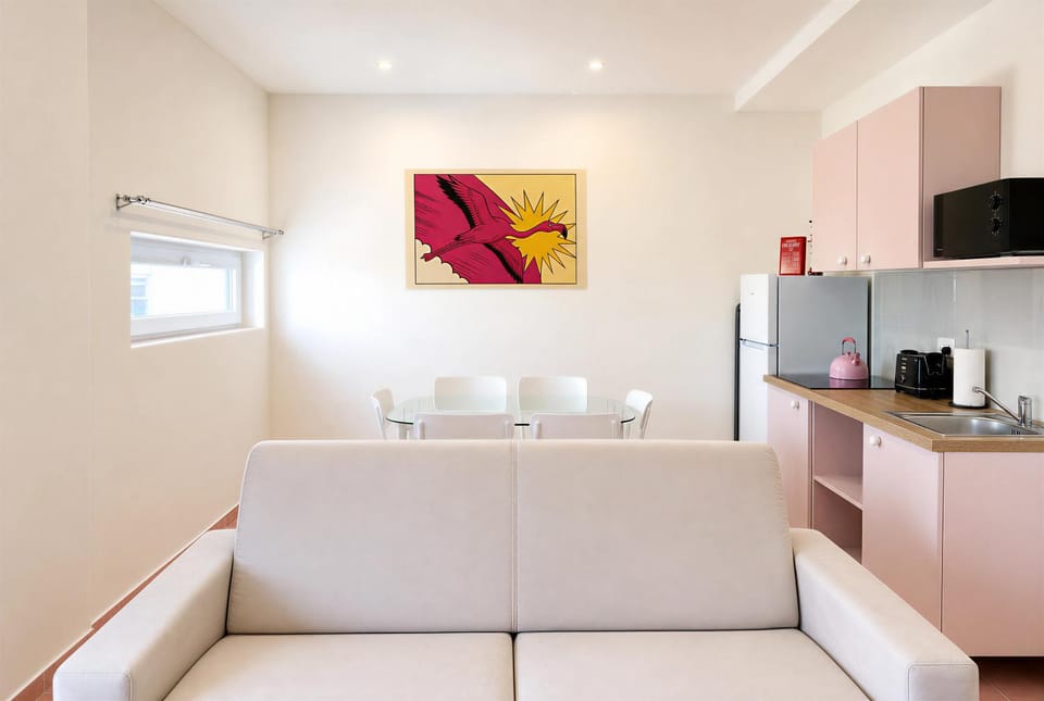 Kitchen or kitchenette, Living room, Seating area, Dining area