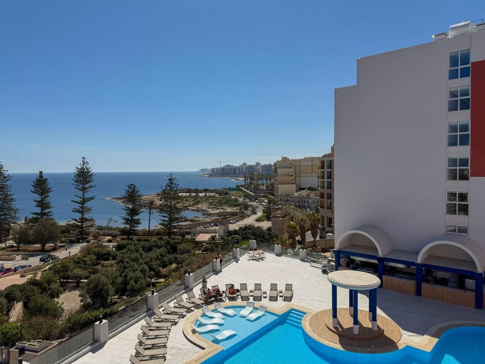Nearby landmark, Day, Natural landscape, View (from property/room), Balcony/Terrace, Beach, Pool view, Sea view, Swimming pool, sunbed