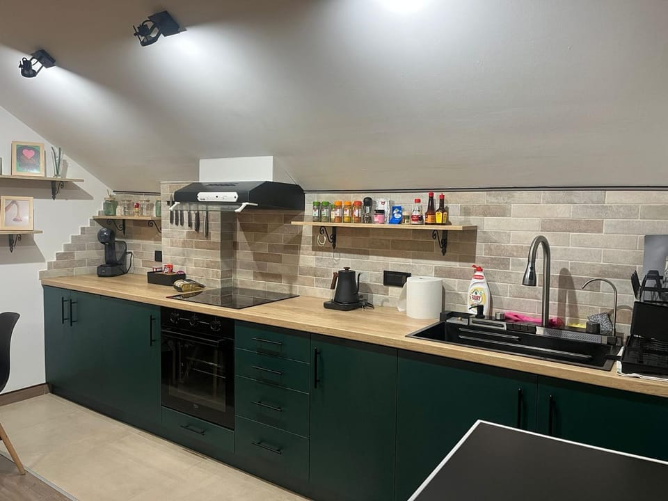 Coffee/tea facilities, Kitchen or kitchenette, stove, toaster