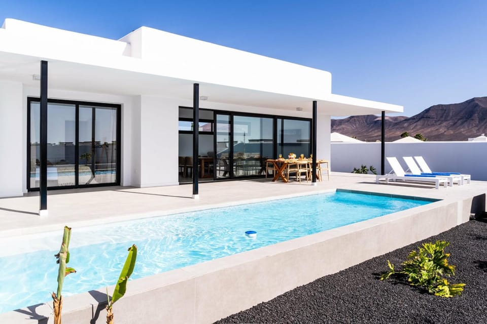 CALENDRA by Buenavilla Villa in Playa Blanca