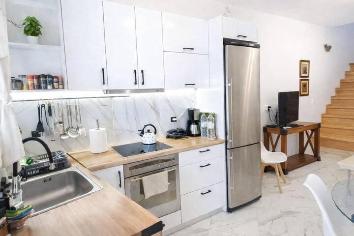 Coffee/tea facilities, Kitchen or kitchenette, Dining area, dishwasher, oven, stove, toaster