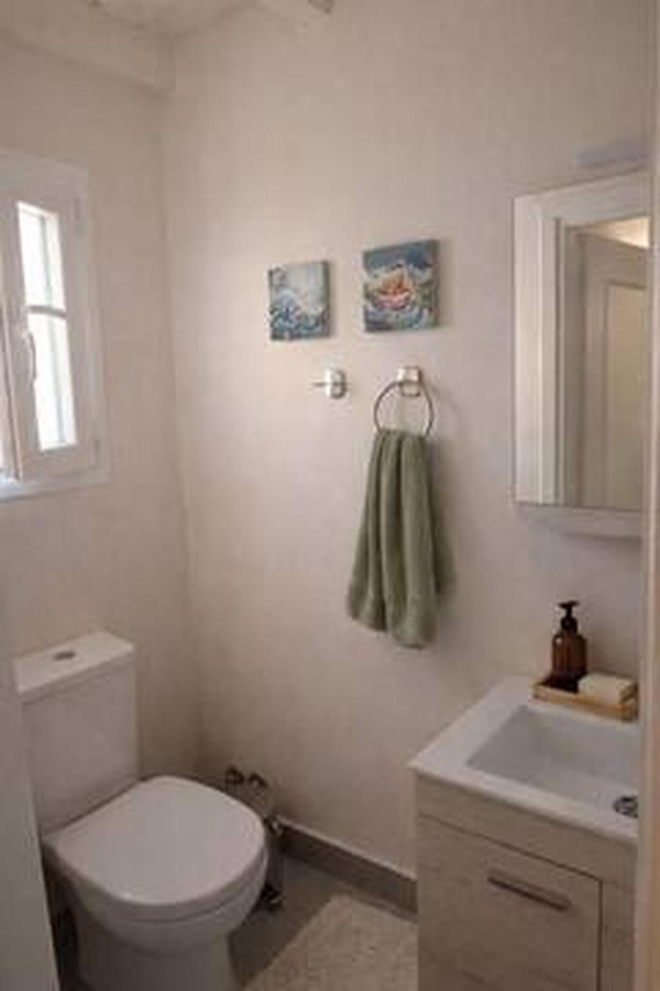 Toilet, towels
