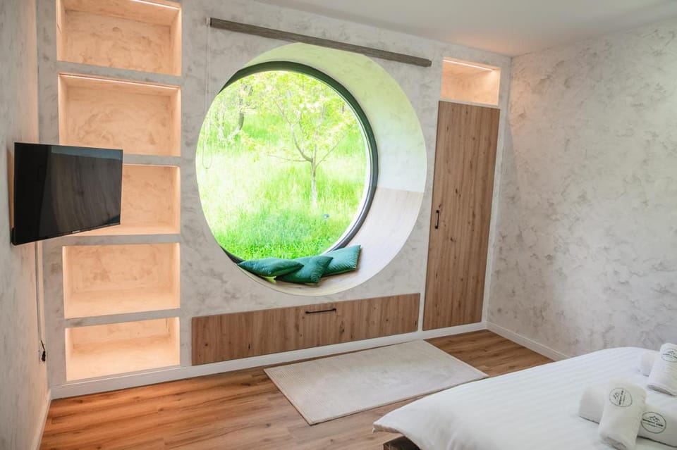 Bed, TV and multimedia, Photo of the whole room, Bedroom, towels