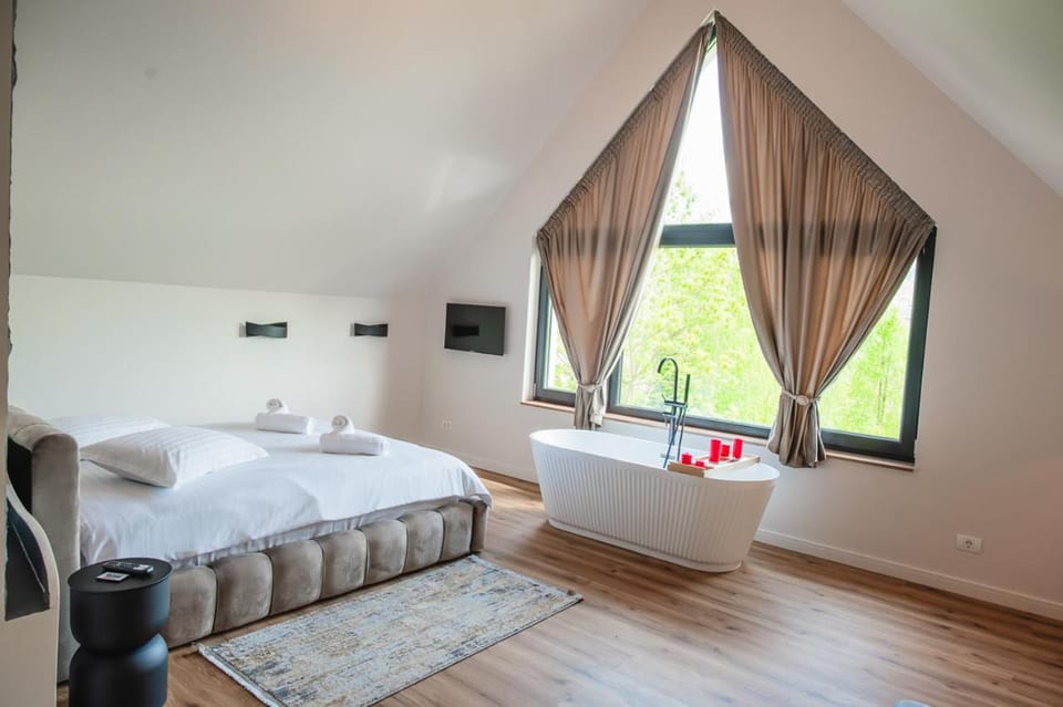 Bed, Photo of the whole room, towels