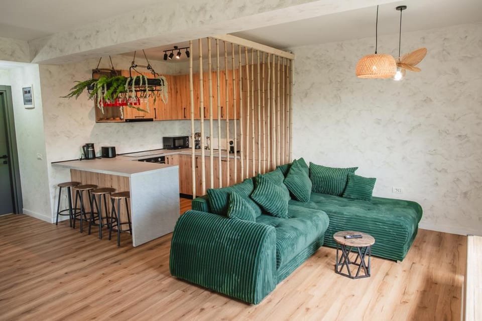 Kitchen or kitchenette, Living room, Seating area, Dining area