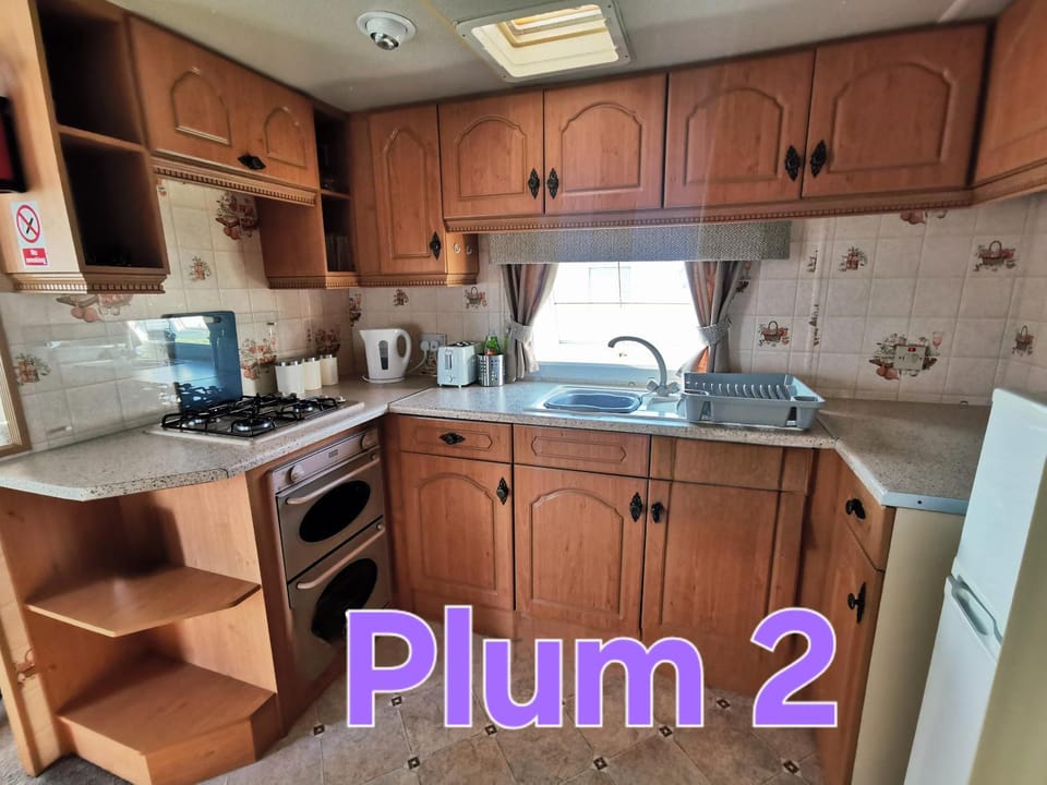 Plum 2 a 3 bed 8 berth luxury and spacious static caravan with large wrap around secure veranda and central heating, fresh bedding provided, peaceful and very cosy plot on Coral Beach in Ingoldmells House in Ingoldmells