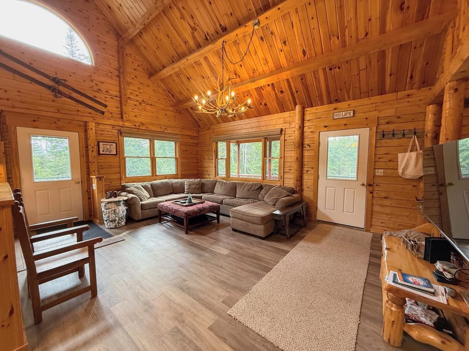 7SD Cozy Log Cabin near Bretton Woods with Hot Tub, Firepit, Private Year Cabin in Twin Mountain