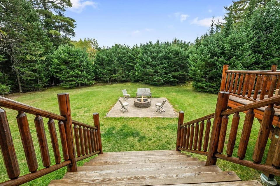 7SD Cozy Log Cabin near Bretton Woods with Hot Tub, Firepit, Private Year Cabin in Twin Mountain