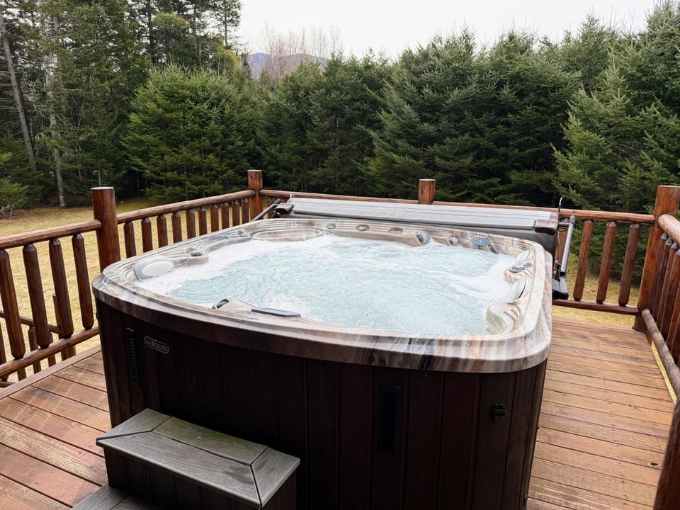 7SD Cozy Log Cabin near Bretton Woods with Hot Tub, Firepit, Private Year Cabin in Twin Mountain