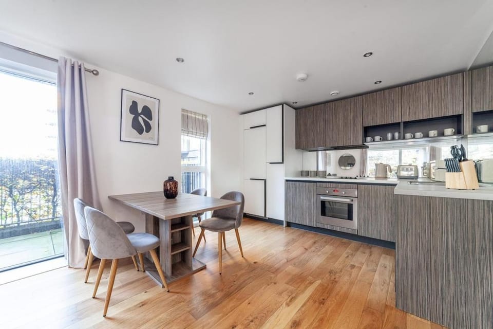 Coffee/tea facilities, Dining area, dishwasher, oven, stove, toaster
