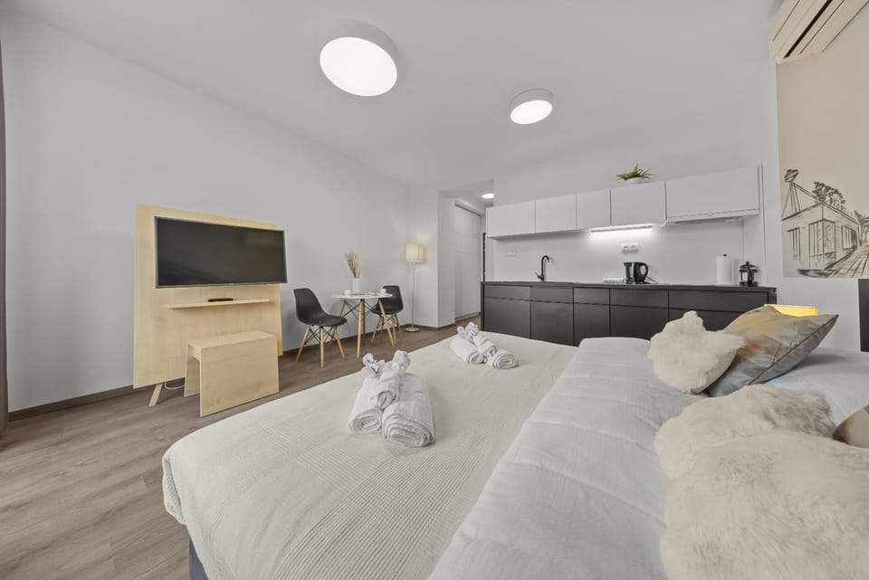 TV and multimedia, Photo of the whole room, Bedroom