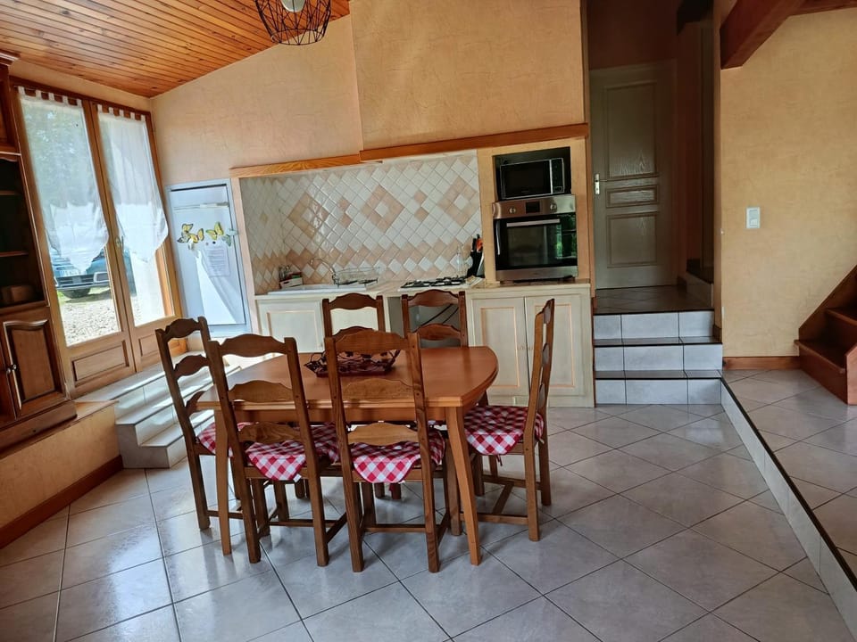 Maison au calme 1, à la campagne avec une vue magnifique sur le Château de Mauzun et la chaîne des Puys House in Auvergne-Rhône-Alpes