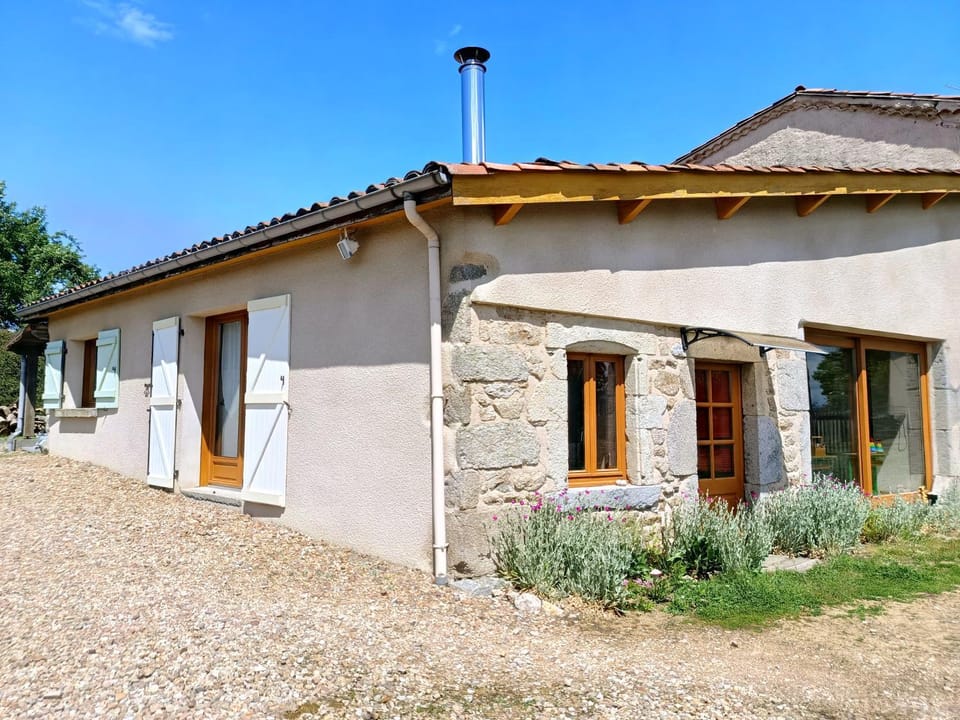 Maison au calme 1, à la campagne avec une vue magnifique sur le Château de Mauzun et la chaîne des Puys House in Auvergne-Rhône-Alpes